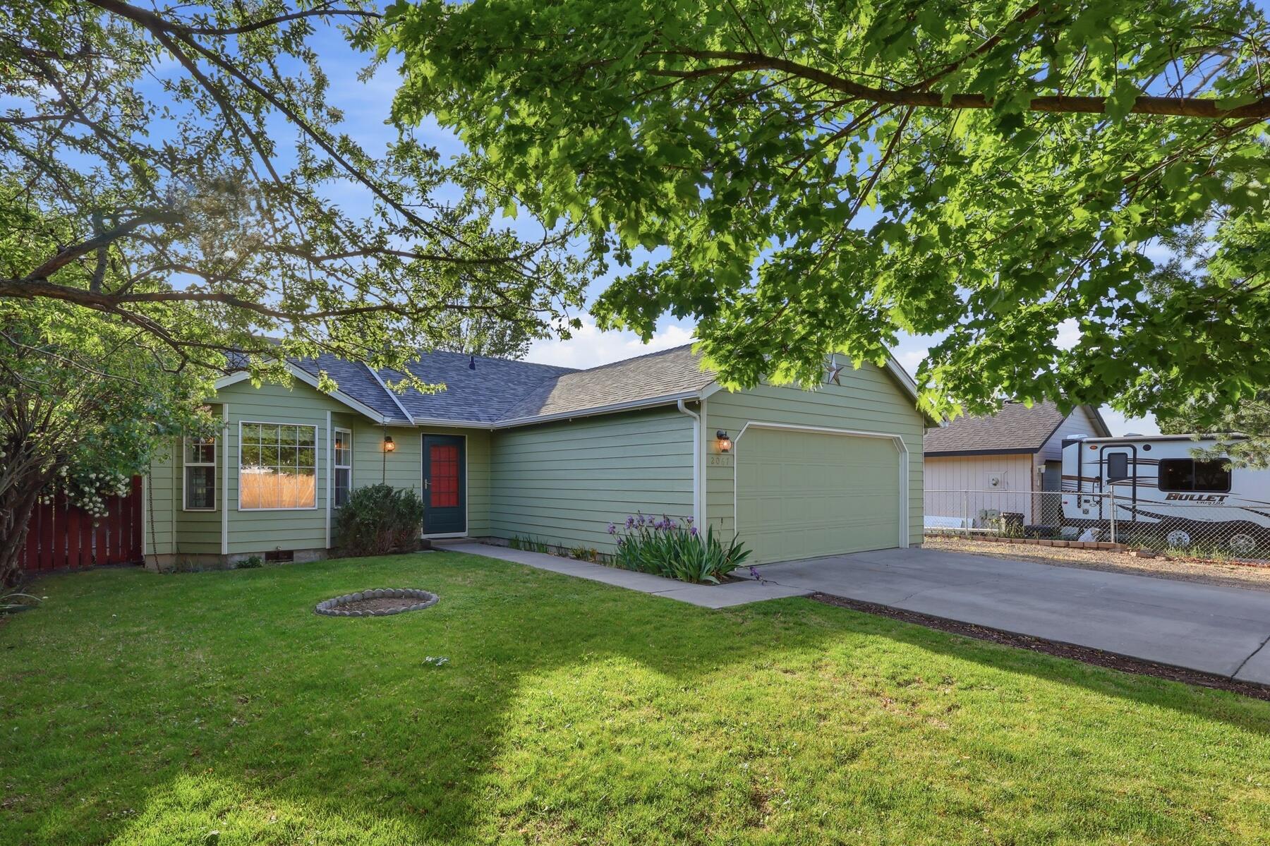 2067 Southwest 30th Street Redmond, OR 97756 - Photo 4 of 59 5_welcome home
