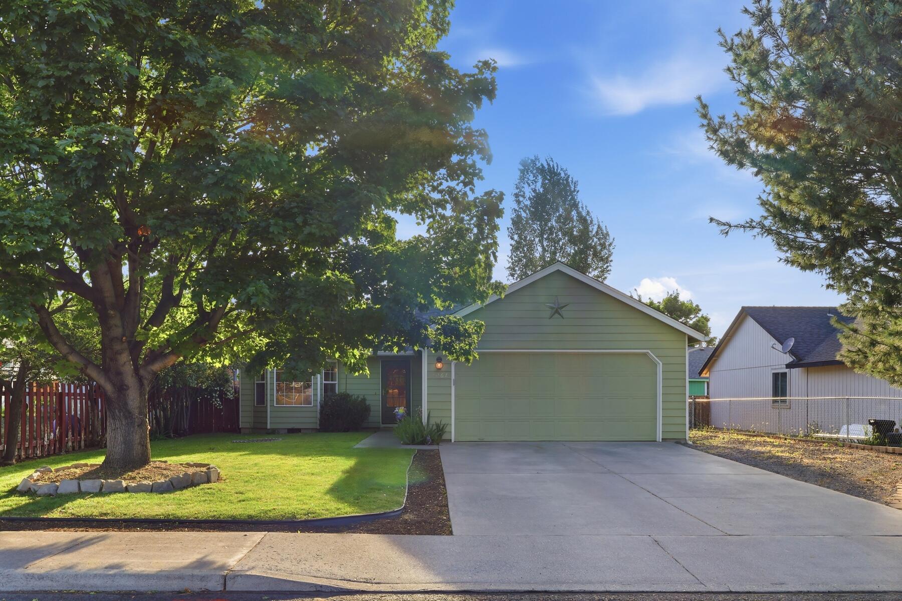 2067 Southwest 30th Street Redmond, OR 97756 - Photo 6 of 59 7_welcome home