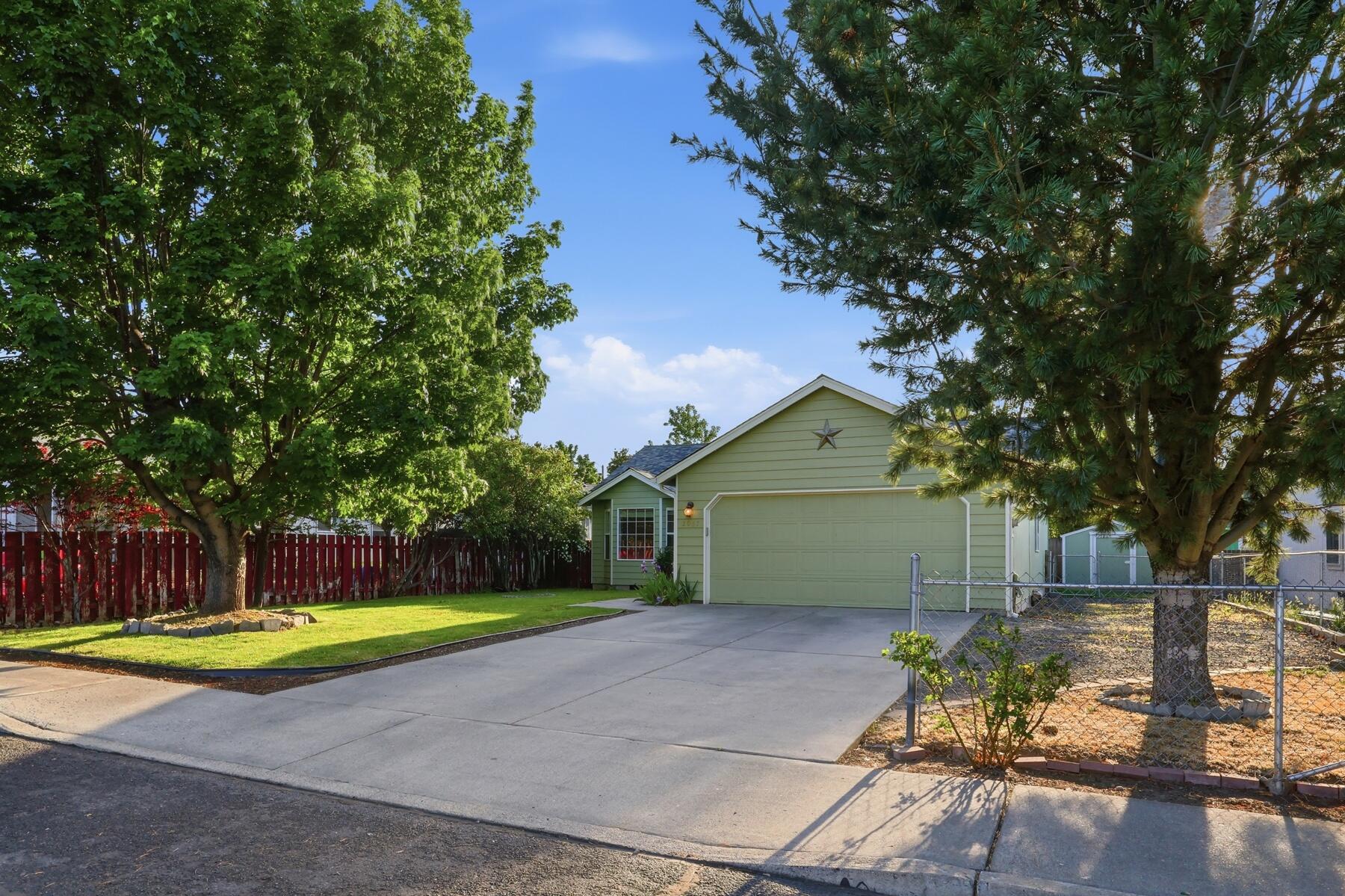 2067 Southwest 30th Street Redmond, OR 97756 - Photo 7 of 59 8_welcome home