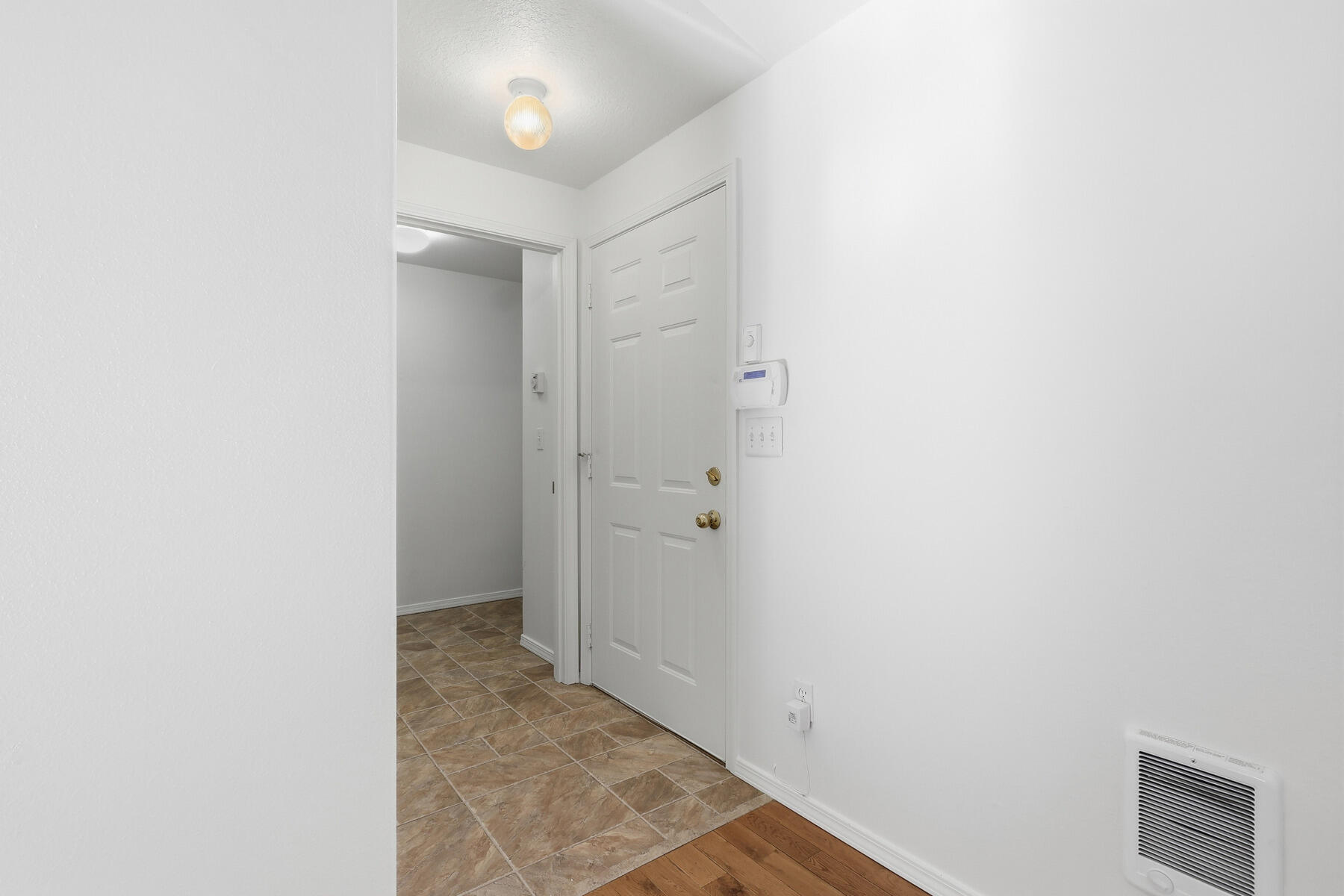 2067 Southwest 30th Street Redmond, OR 97756 - Photo 9 of 59 10_entrance