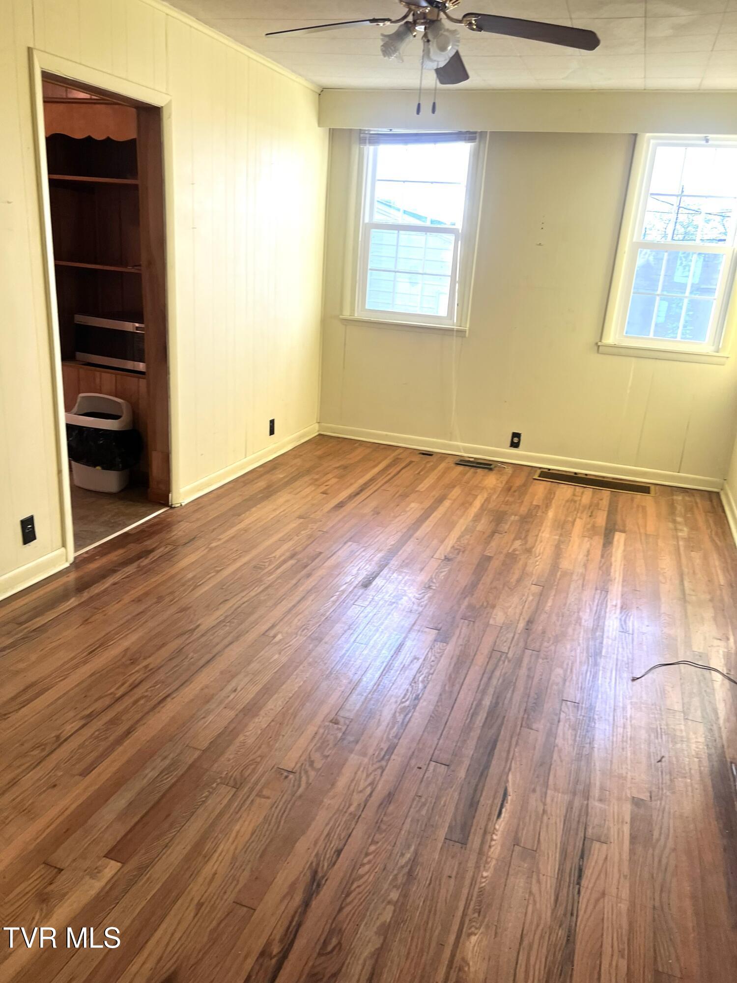 1401 Garden Road Elizabethton, TN 37643 - Photo 31 of 42 99 Dining Room