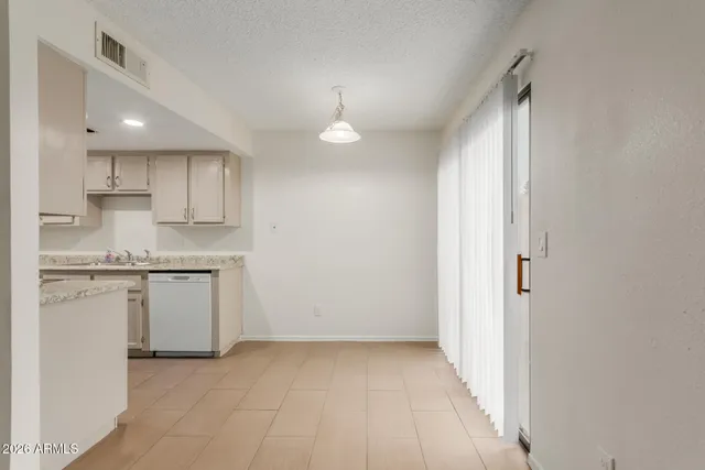 $1,595 | 860 East Brown Road, Unit 8, Mesa, AZ 85203