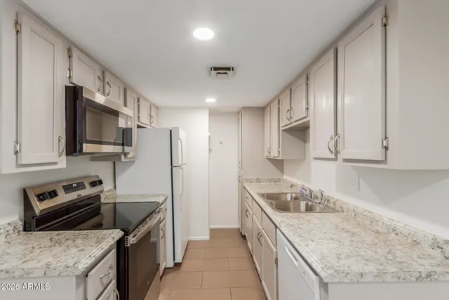 $1,595 | 860 East Brown Road, Unit 8, Mesa, AZ 85203