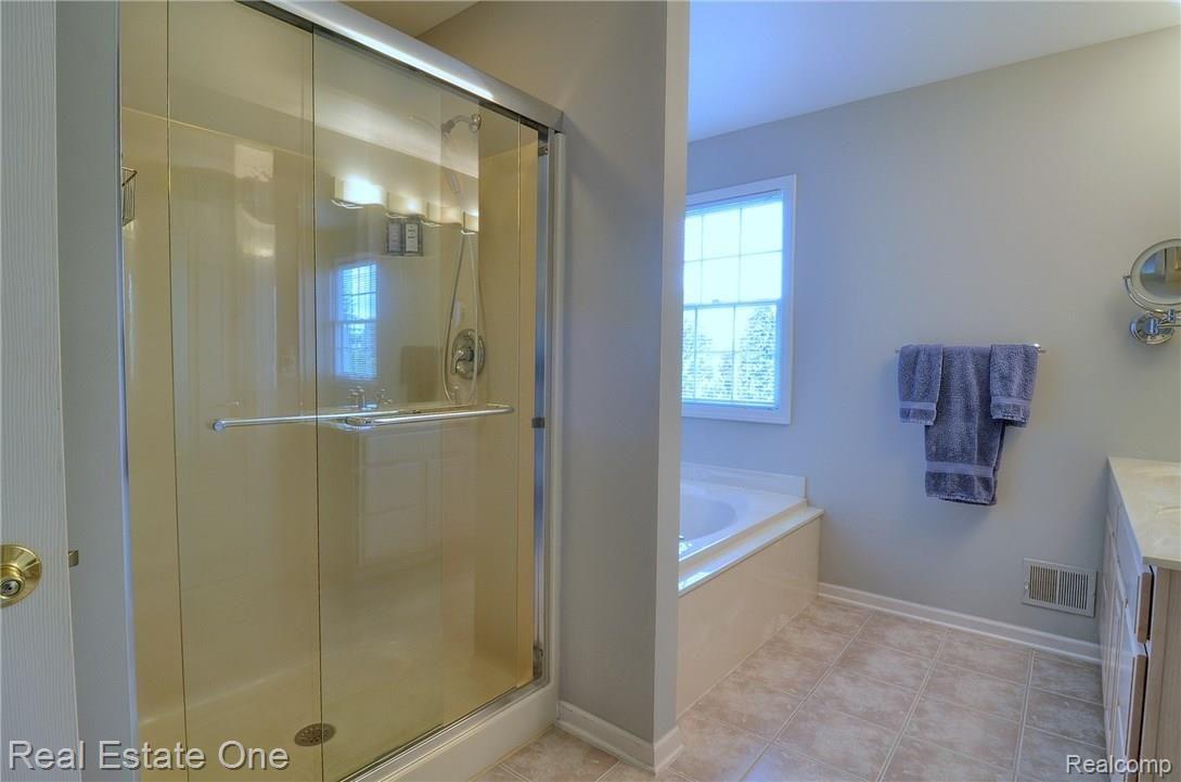 1990 Beaver Creek Drive Rochester, MI 48307 - Photo 22 of 45 Master_Bathroom_2nd_View.jpg