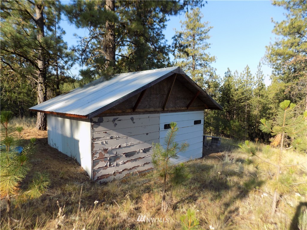 39 Squirrel Road Tonasket, WA 98855 - Photo 8 of 17 a view of a house with a yard