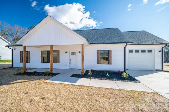 $299,900 | 1161 13th Street Southwest, Hickory, NC 28602