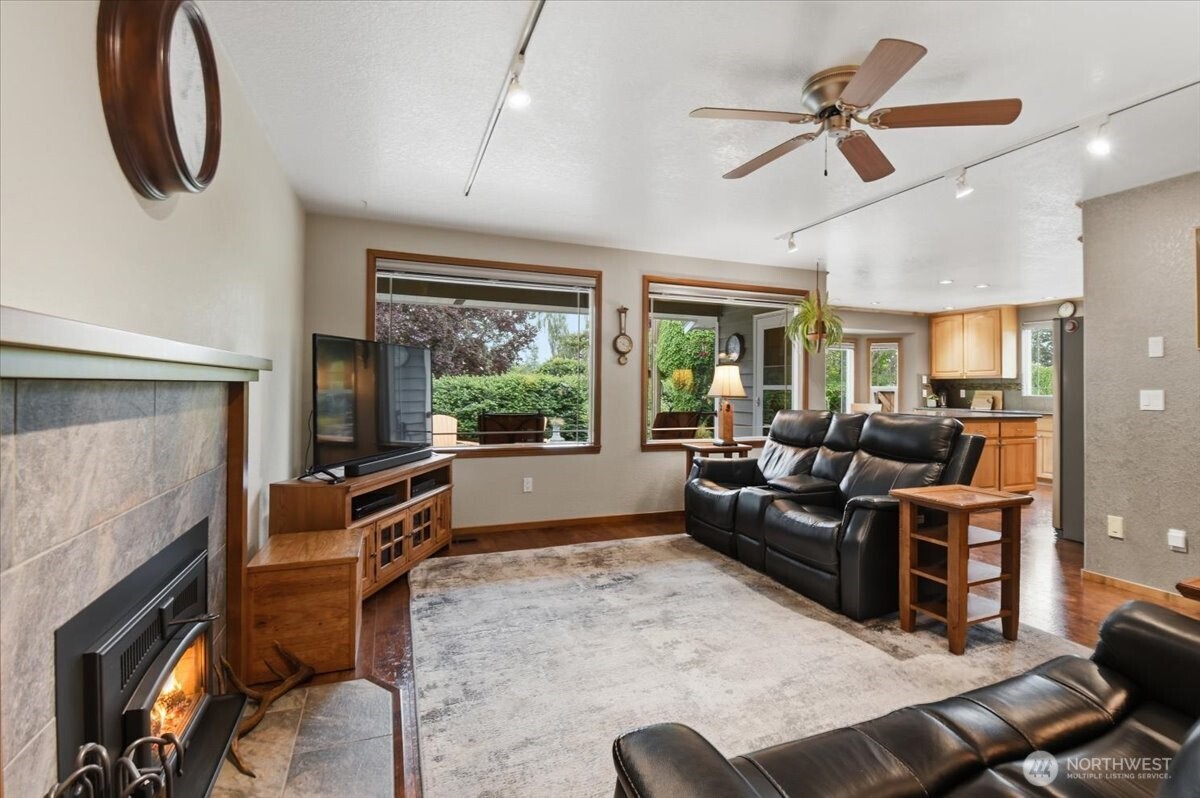 1123 Southwest Kalama Loop Oak Harbor, WA 98277 - Photo 12 of 34