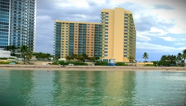 $3,300 | 2501 South Ocean Drive, Unit 1021, Hollywood, FL 33019