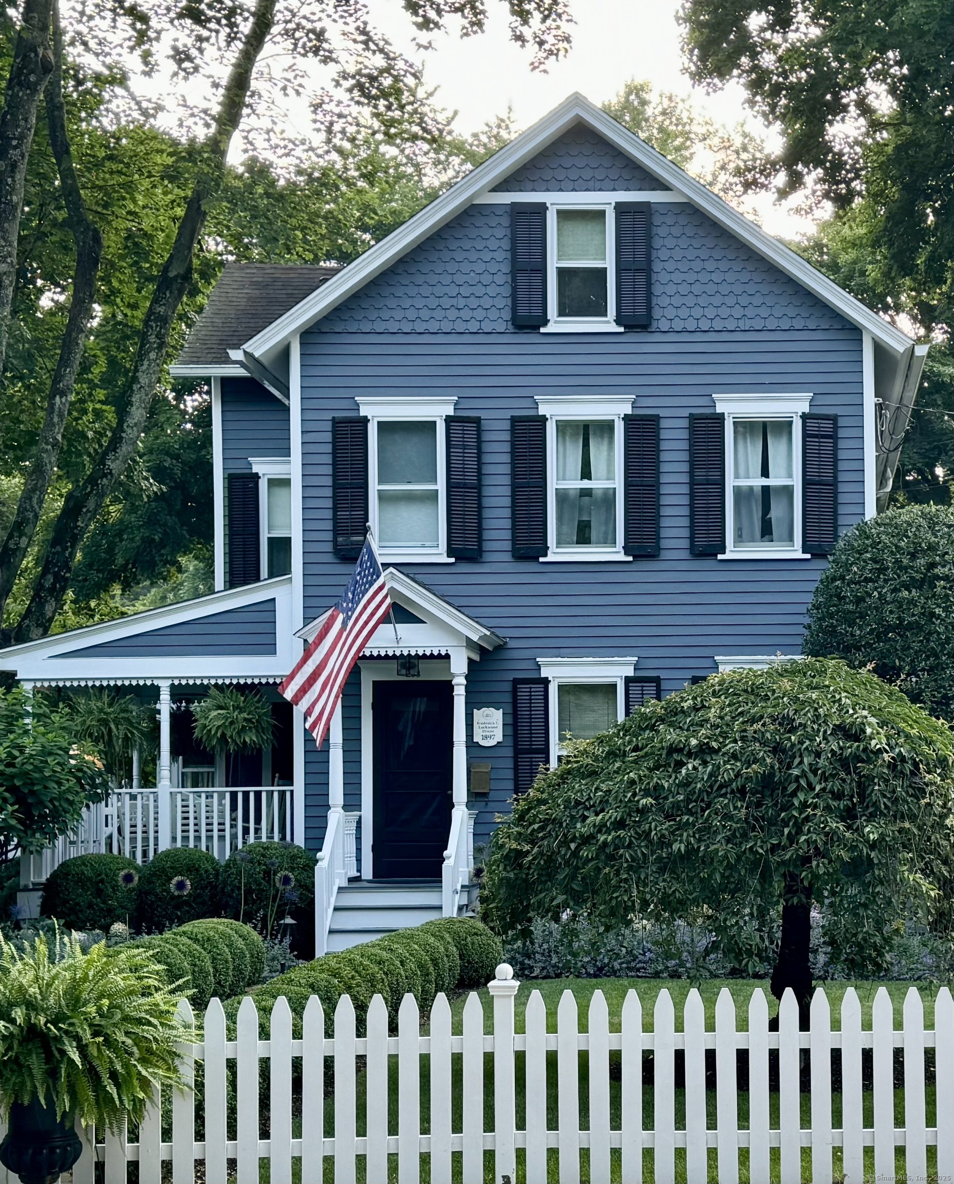 233 Rowayton Avenue Norwalk, CT 06853 - Photo 2 of 33 a front view of a house with a garden