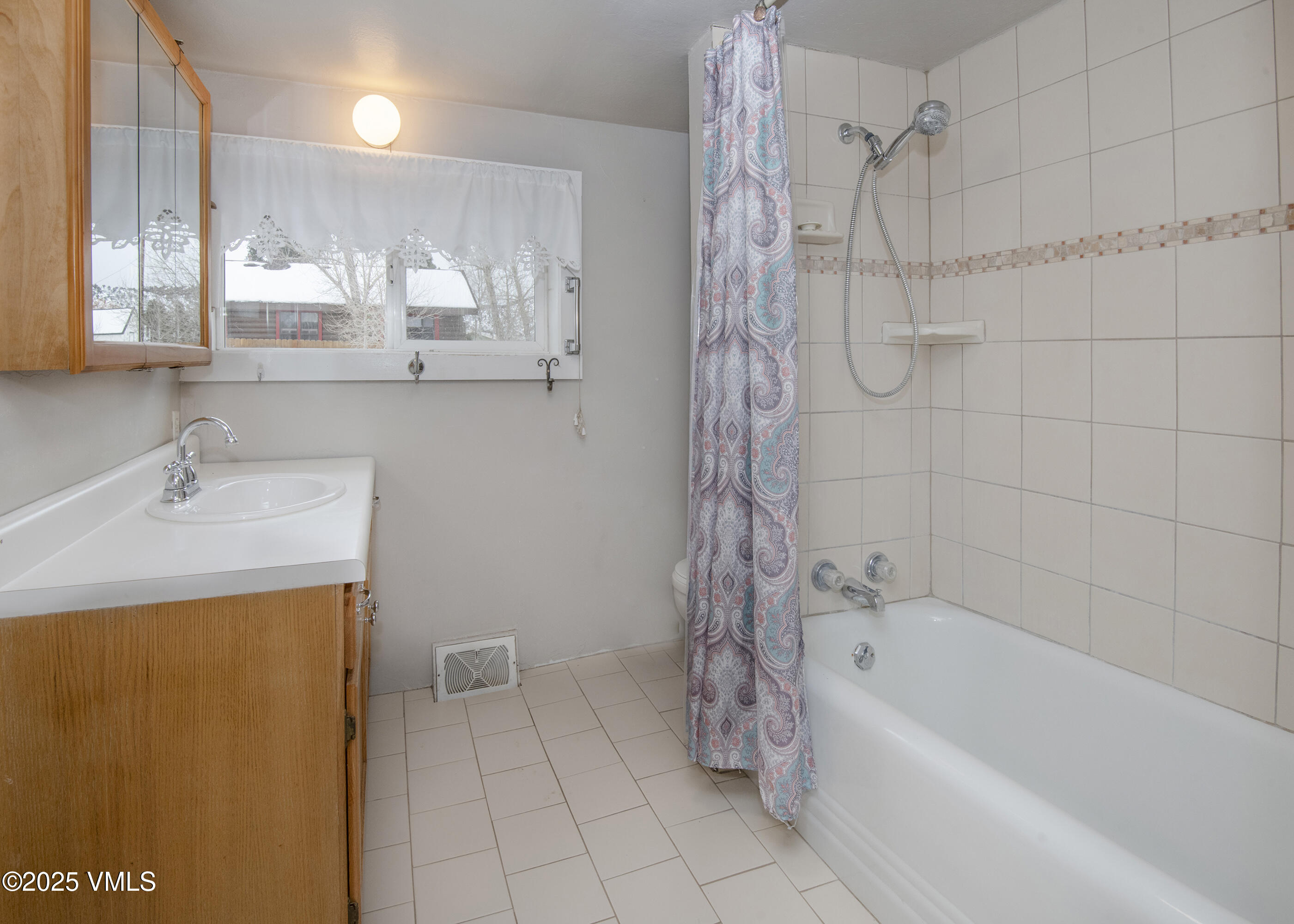 432 West 5th Street Eagle, CO 81631 - Photo 11 of 27 a bathroom with a bathtub a sink a toilet and a mirror