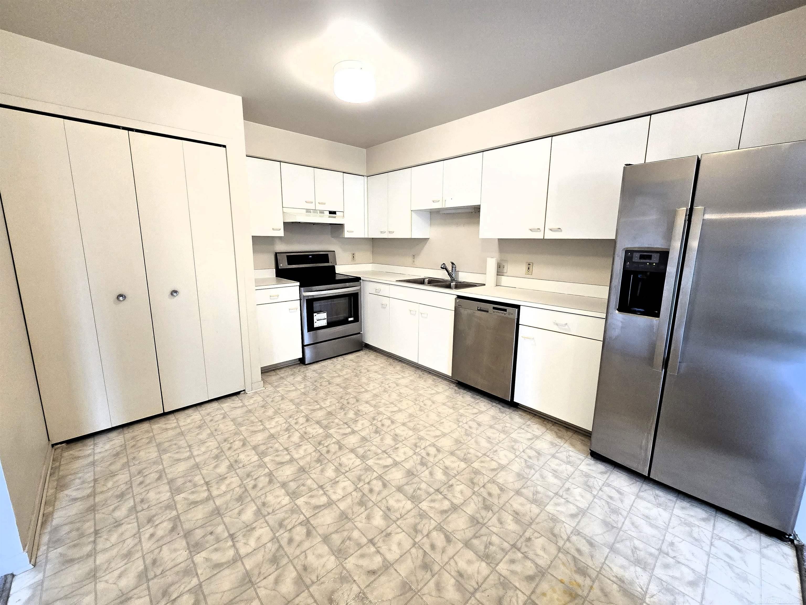 695 Charing Court Rochester, MI 48307 - Photo 8 of 57 50164220-cd65243b-c6cb-4d4c-b71c-6e6c8f8cca7f.JPG