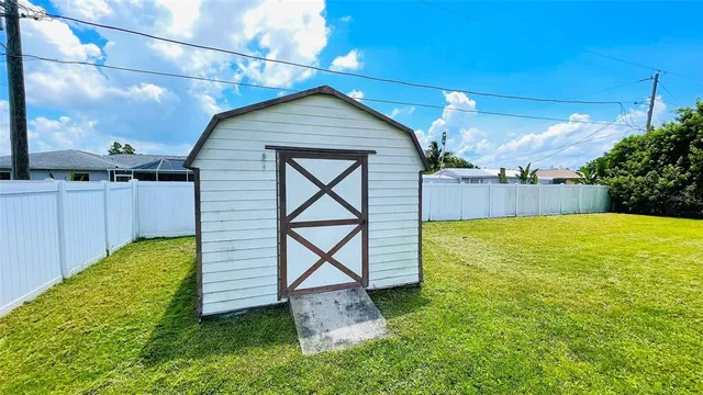 a view of a backyard