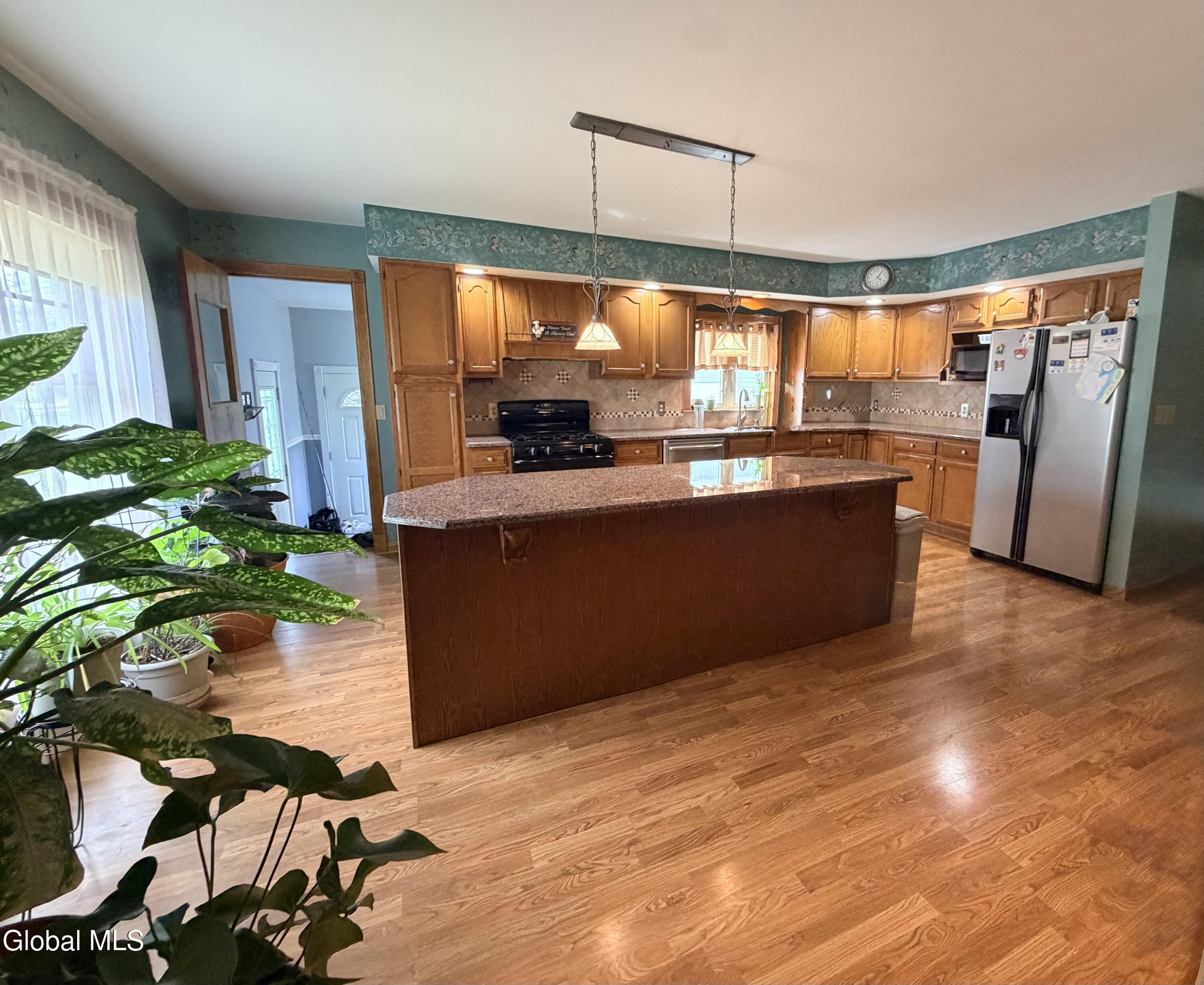 52 Haswell Road Colonie, NY 12189 - Photo 13 of 28 Centr island seats 4-6