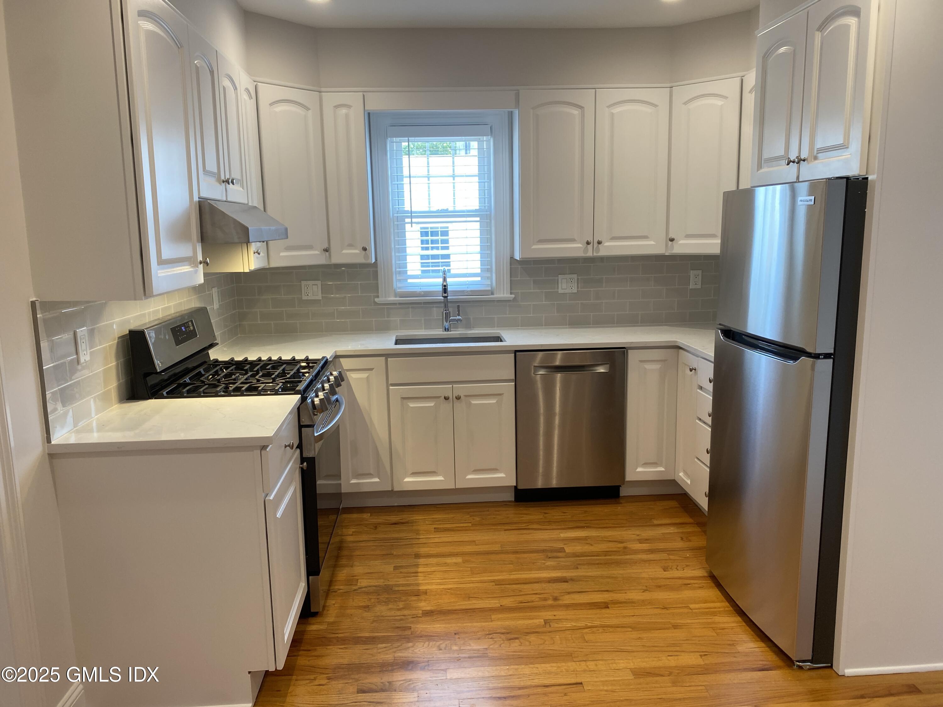 9 Sound View Court, Unit 2B Greenwich, CT 06830 - Photo 3 of 10 IMG_8100