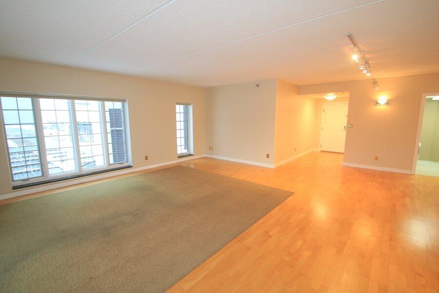 333 Lake Avenue, Unit 502 Racine, WI 53403 - Photo 2 of 29 Living Room