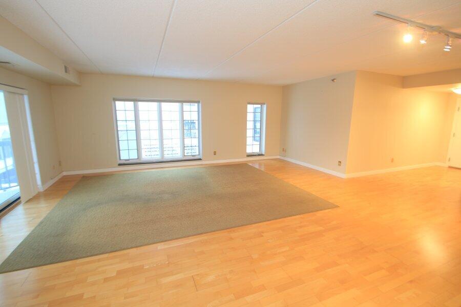 333 Lake Avenue, Unit 502 Racine, WI 53403 - Photo 3 of 29 Living Room