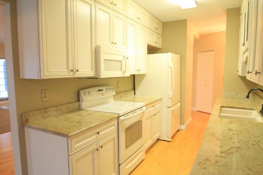 333 Lake Avenue, Unit 502 Racine, WI 53403 - Photo 4 of 29 Kitchen