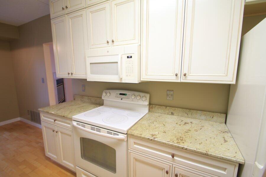 333 Lake Avenue, Unit 502 Racine, WI 53403 - Photo 8 of 29 Kitchen