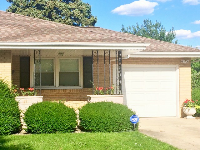 914 Westminster Road Joliet, IL 60435 - Photo 3 of 16 a front view of a house with garden