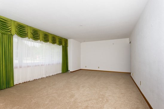 914 Westminster Road Joliet, IL 60435 - Photo 9 of 16 a view of an empty room