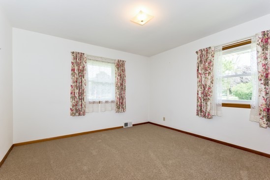 914 Westminster Road Joliet, IL 60435 - Photo 10 of 16 an empty room with windows