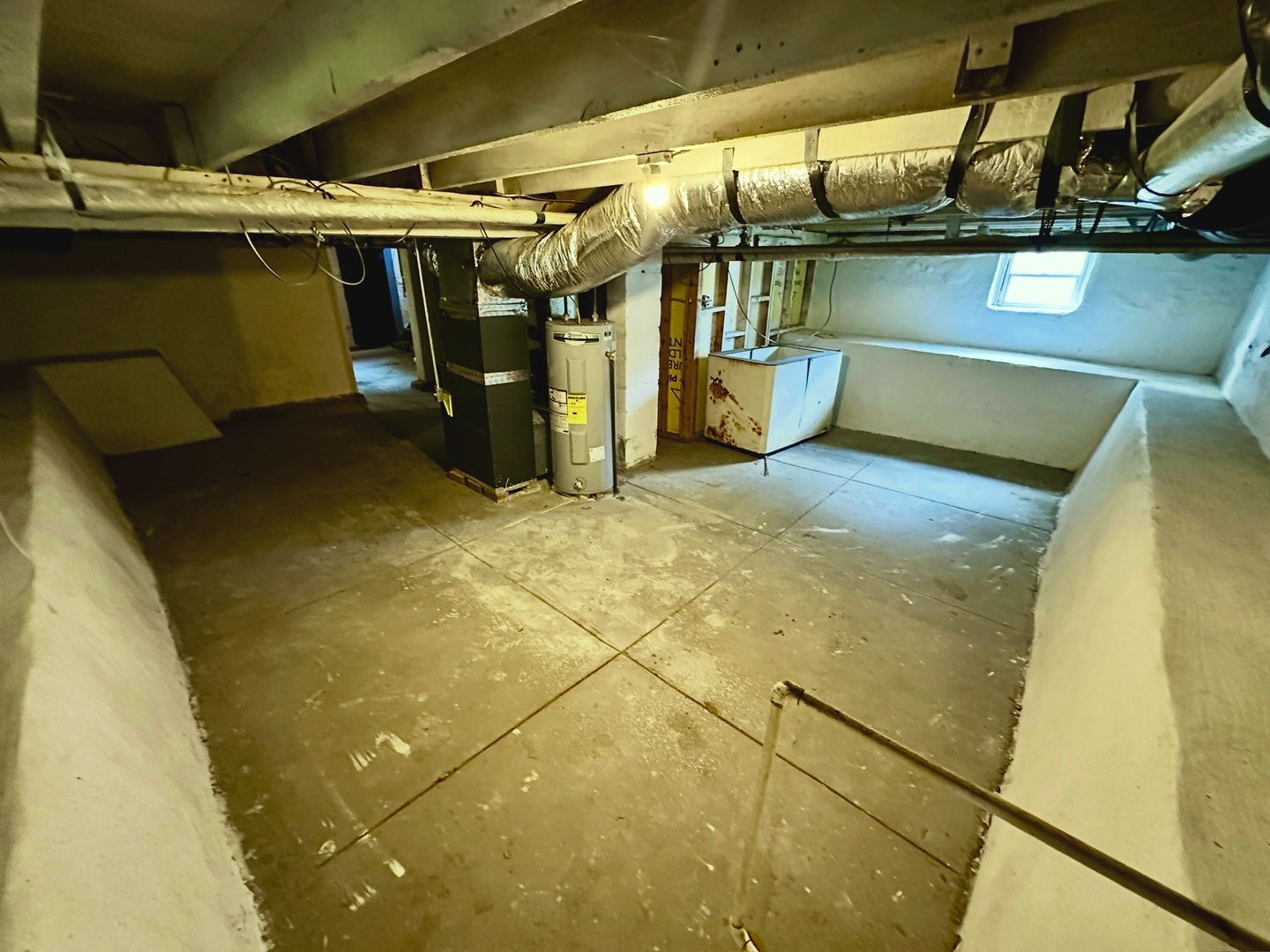 212 North Linden Street Clinton, IL 61727 - Photo 13 of 16 a view of a indoor garage