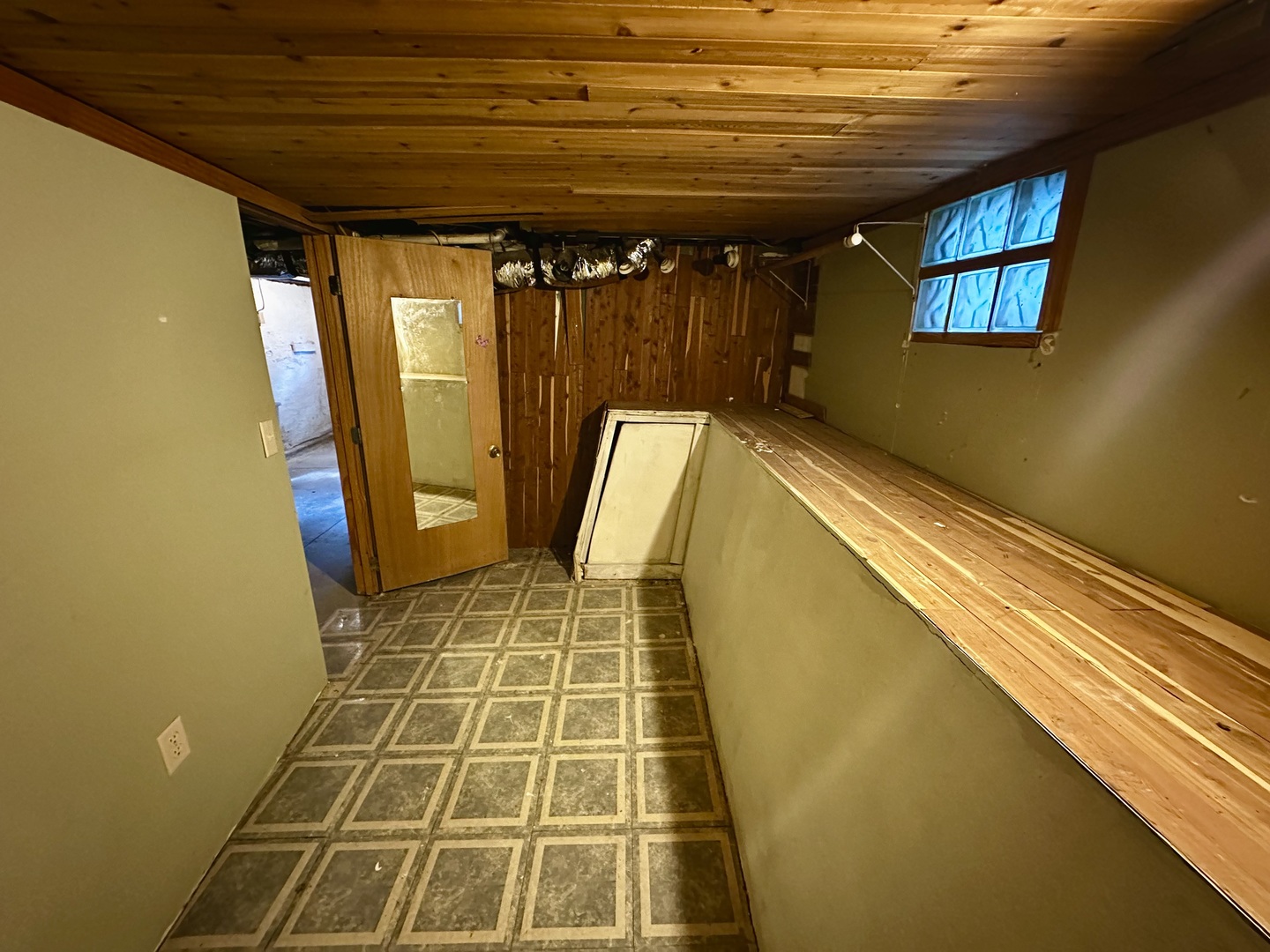 212 North Linden Street Clinton, IL 61727 - Photo 14 of 16 a bathroom with a bathtub and shower