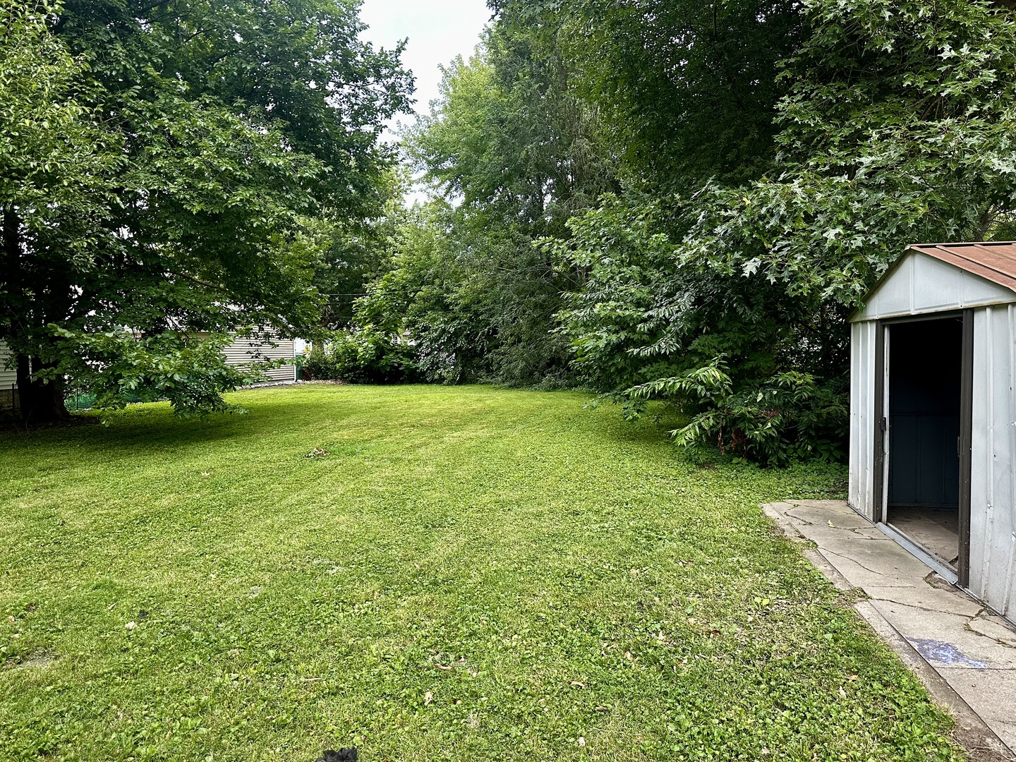 212 North Linden Street Clinton, IL 61727 - Photo 15 of 16 a view of a garden with a bench