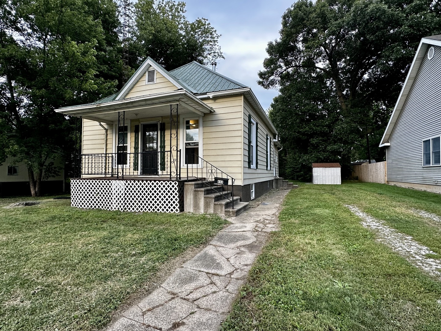 212 North Linden Street Clinton, IL 61727 - Photo 2 of 16 a front view of a house with a yard