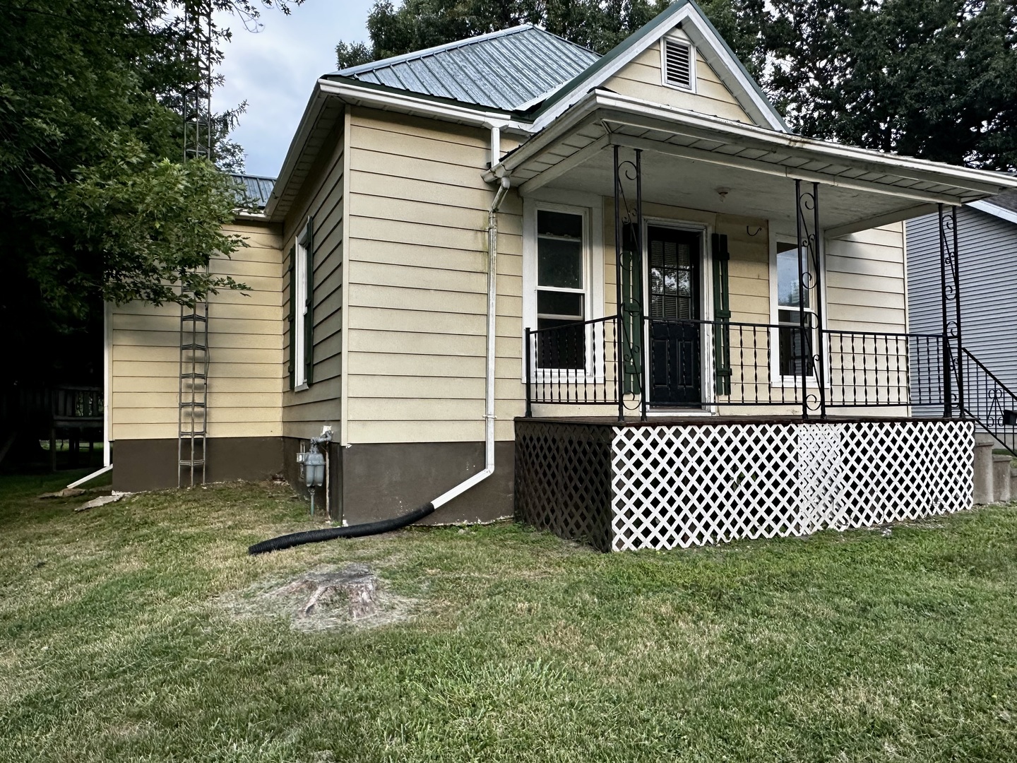 212 North Linden Street Clinton, IL 61727 - Photo 4 of 16 a front view of a house with a garden