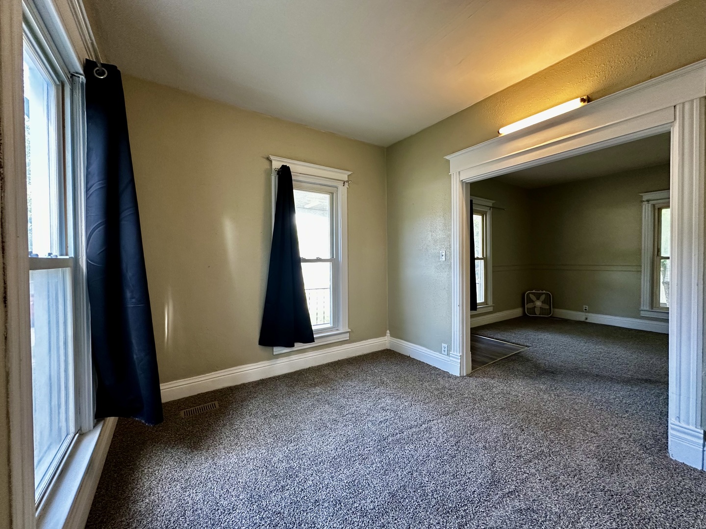 212 North Linden Street Clinton, IL 61727 - Photo 10 of 16 an empty room with windows