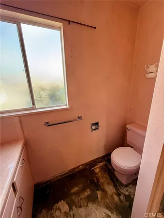 a view of empty room with window