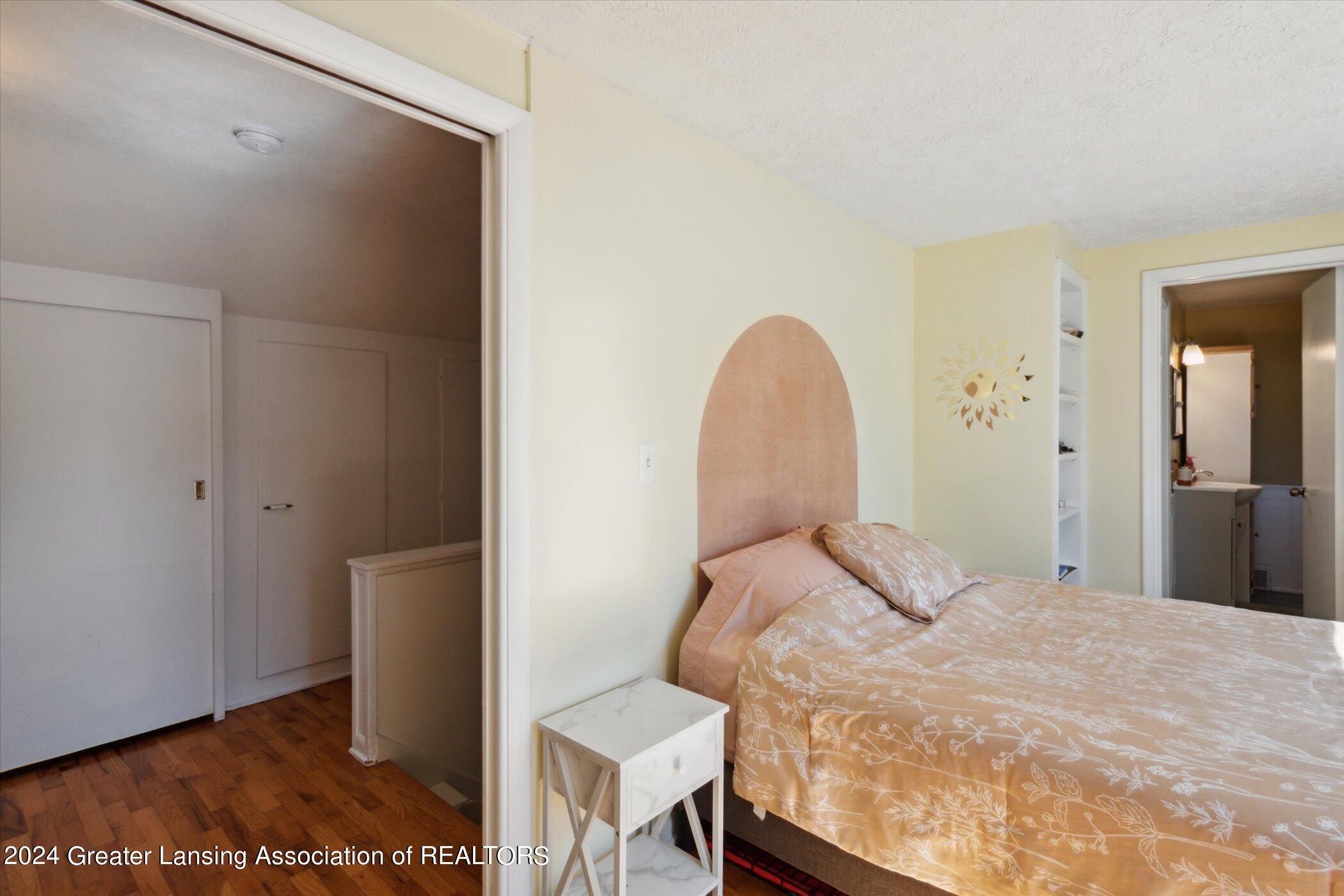 566 Riley Street Lansing, MI 48910 - Photo 19 of 36 22-566-Riley-St-Lansing-MI-48910-WindowS