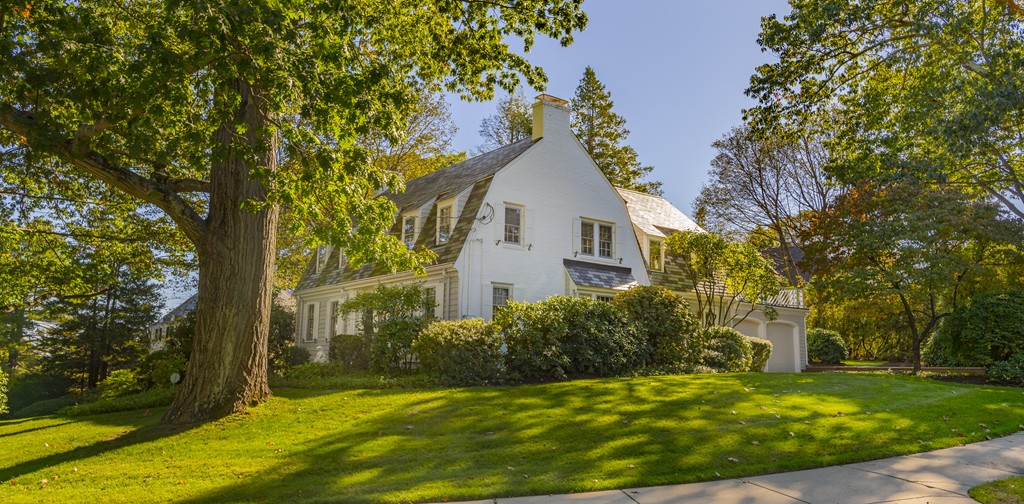 a view of a house with a yard