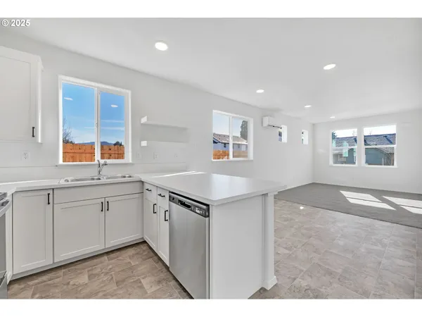 $690,000 | 4356-4358 Kalmia Street, Springfield, OR 97478