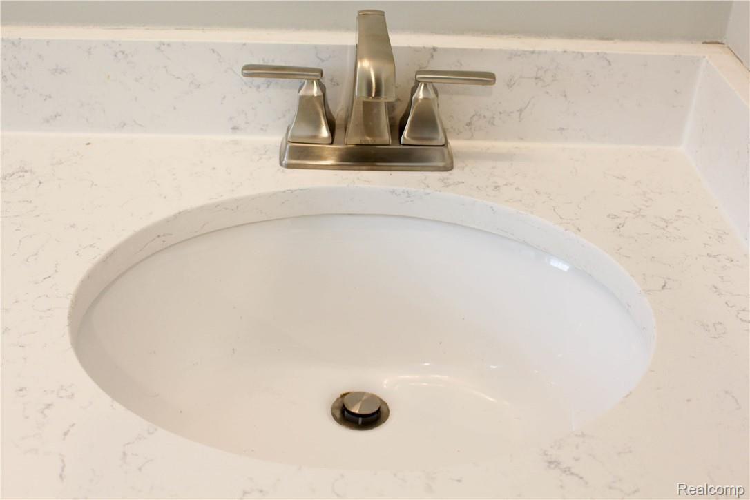 98 North Baldwin Road Oxford, MI 48371 - Photo 22 of 33 Master Bath: Double Sink, Quartz Top