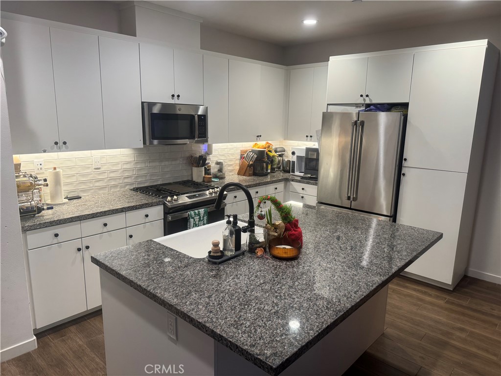 511 Sparrowhawk Way Rancho Mission Viejo, CA 92694 - Photo 9 of 29 a kitchen with granite countertop a sink a stove and refrigerator