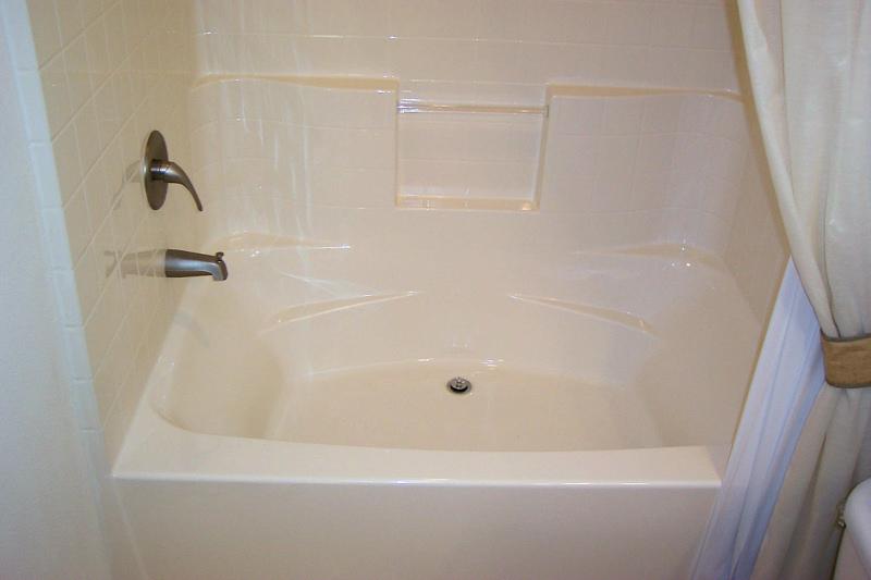 1390 Aztec Path, Unit 230 Redding, CA 96003 - Photo 15 of 22 Master bath tub
