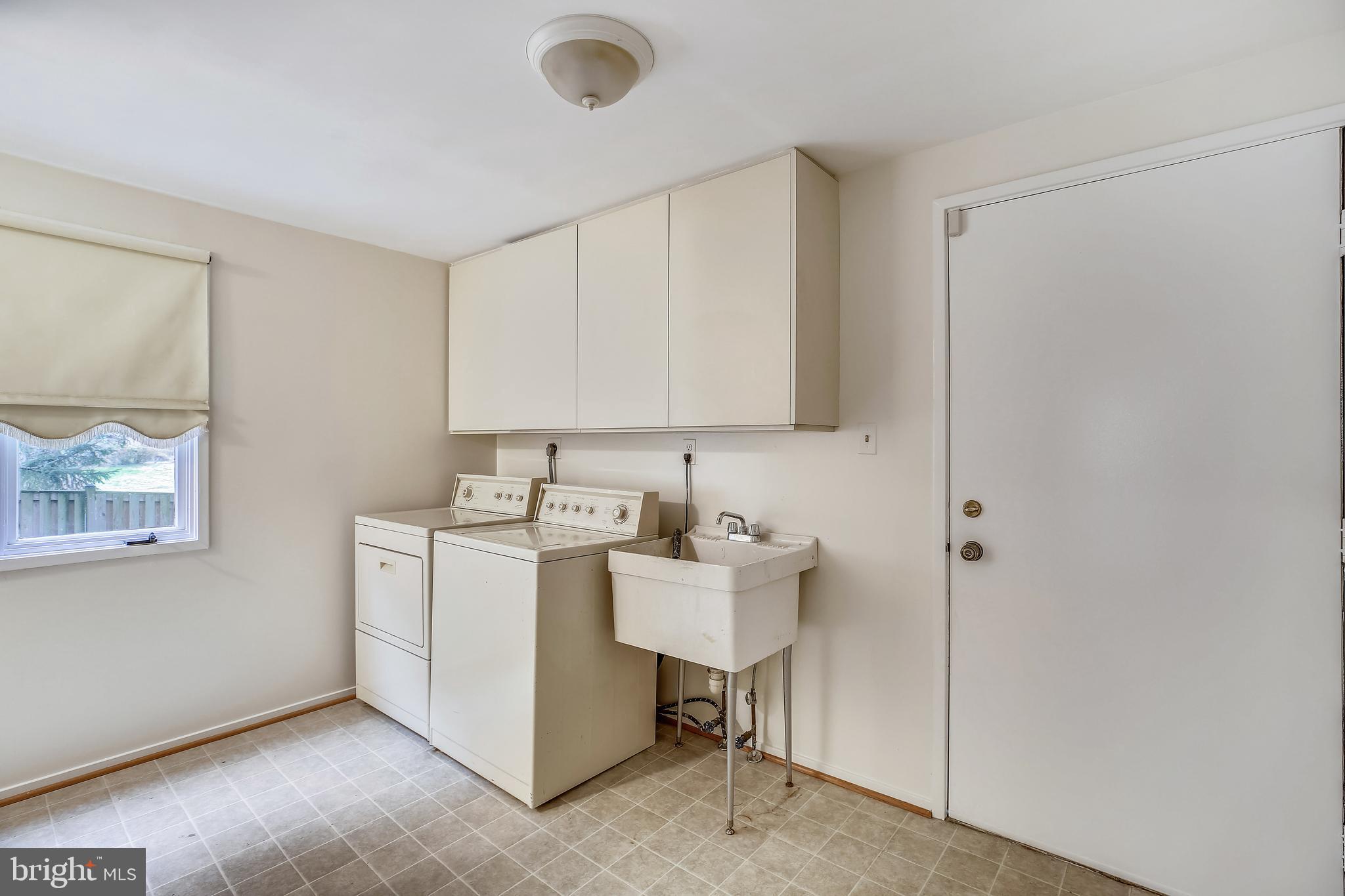 7903 Springer Road Bethesda, MD 20817 - Photo 33 of 83 Main level Laundry, door to rear yard