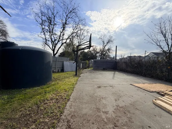 a view of a yard with an trees
