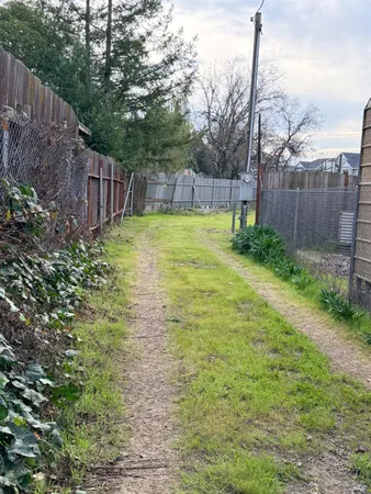 a view of a backyard