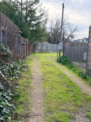 a view of a backyard