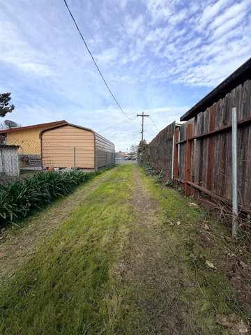 a view of a backyard