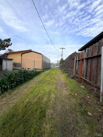 a view of a backyard