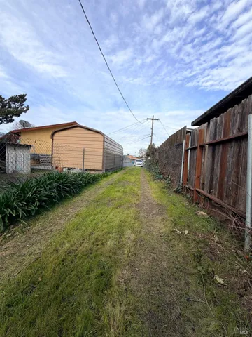 a view of a backyard