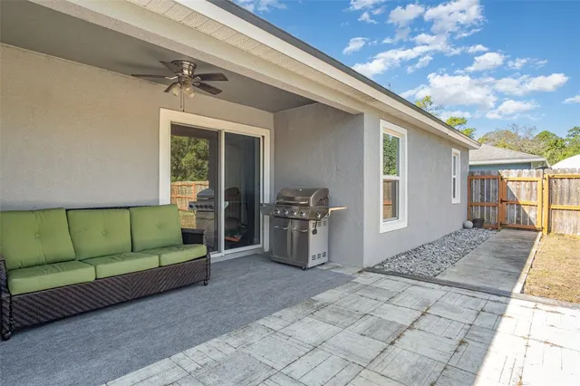 a view of livingroom with furniture