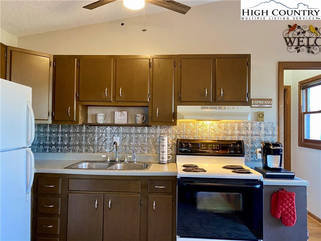 262 Hemlock Road Banner Elk, NC 28604 - Photo 6 of 31 Gallery Image 6