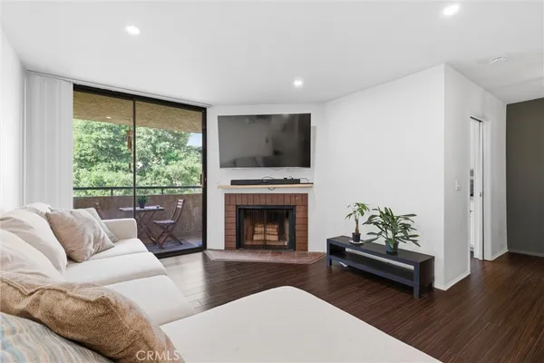 $700,000 | 4275 VÃa Arbolada, Unit 210, Los Angeles, CA 90042