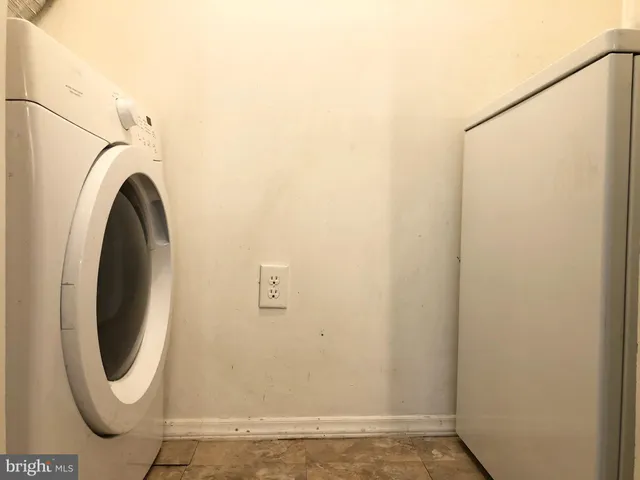 a close up view of a washer and dryer