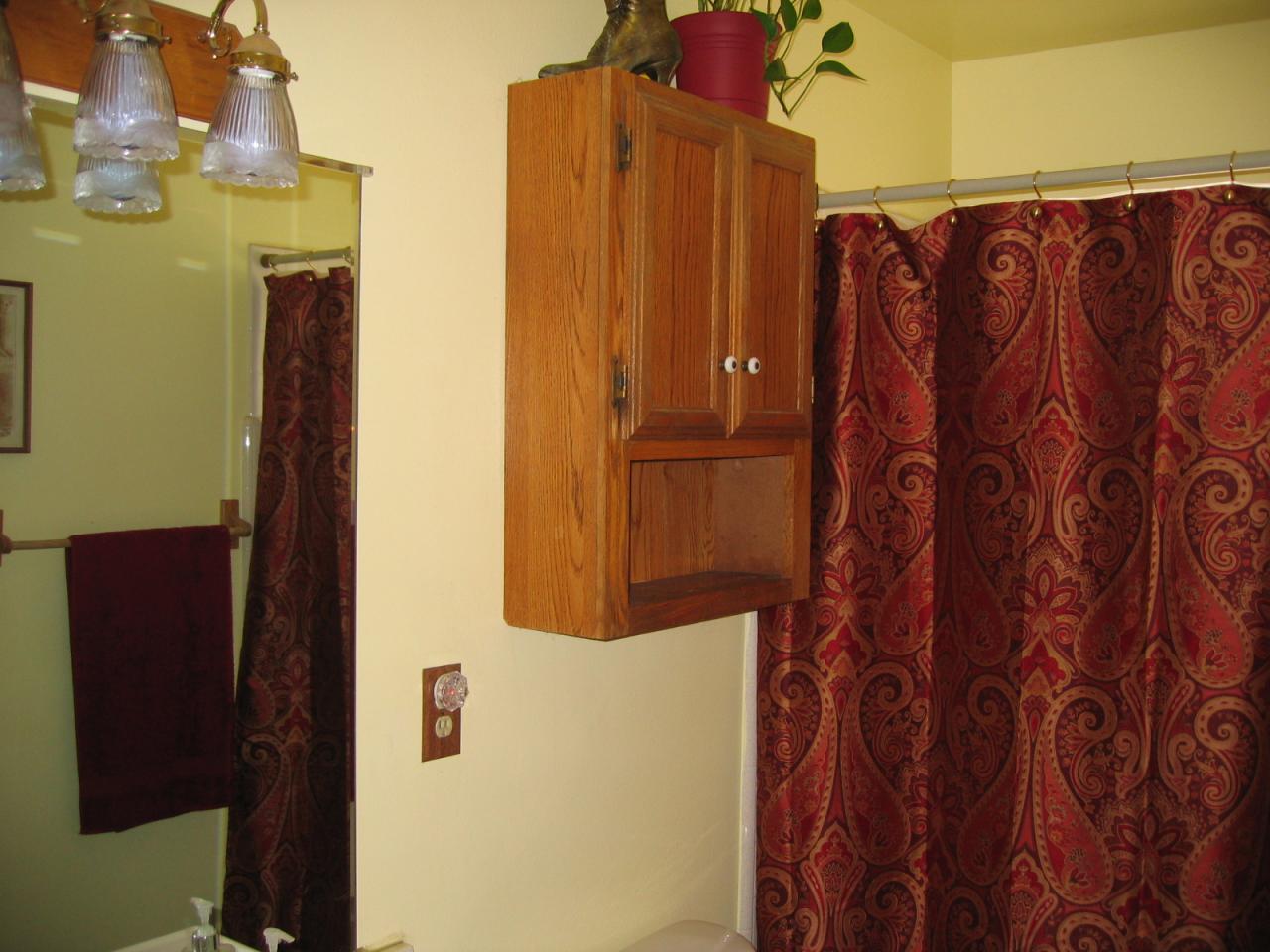 11554 Quartz Hill Road Redding, CA 96003 - Photo 13 of 28 a bathroom with a shower and a tub